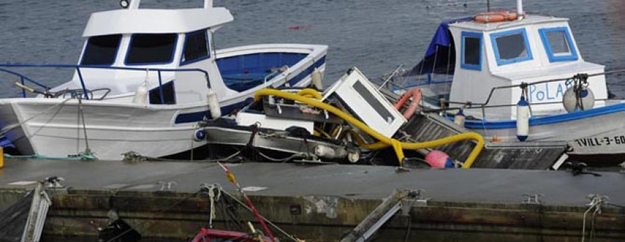 El viento destroza un pantalán y media docena  de barcos en Ares