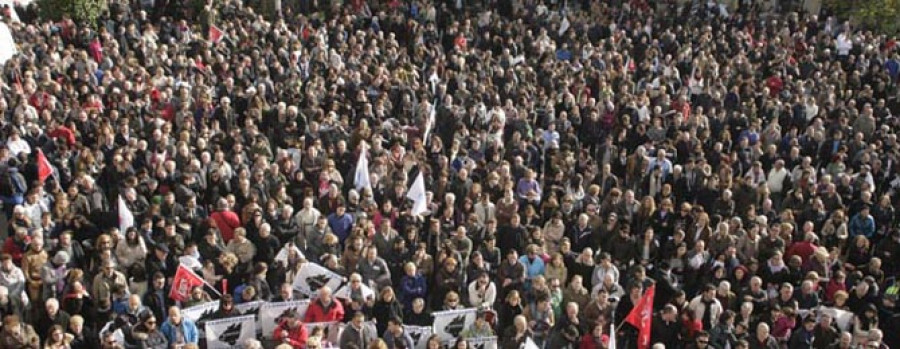 Un encierro en el Ayuntamiento pone fin a la multitudinaria  protesta del naval