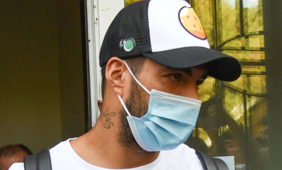 Luis Suárez usa la cabeza para rematar