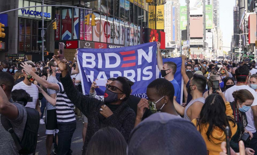 El momento de gloria de Biden, bajo la sombra de Trump