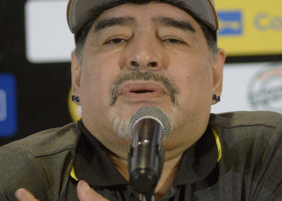 Maradona enfila hacia un puente