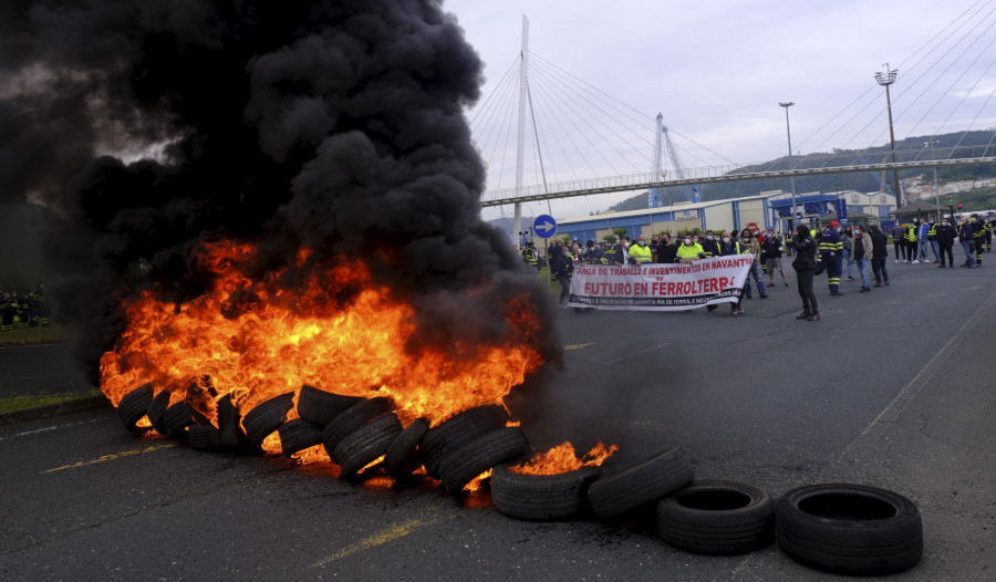 Barricadas en llamas en Ferrol y As Pontes por la falta de carga de trabajo y el cierre de la central térmica