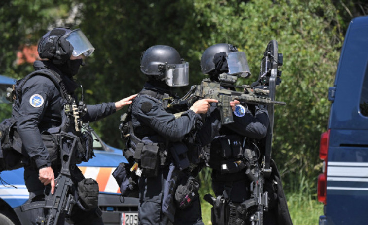 Al menos tres policías heridos por un ataque a puñaladas y un tiroteo en una comisaría cerca de Nantes