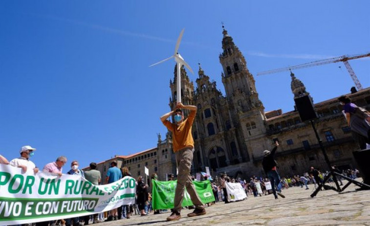 Una multitudinaria marcha recorre Santiago para exigir 