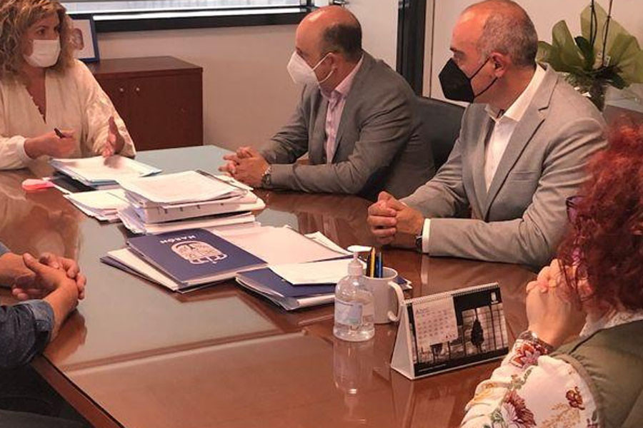 Narón aborda con el diputado del PSOE en el Congreso Diego Taibo la situación ferroviaria
