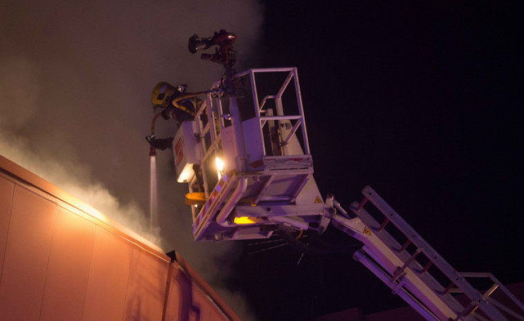 Desalojada una veintena de personas tras el derrumbe e incendio de un edificio deshabitado en Vilalba