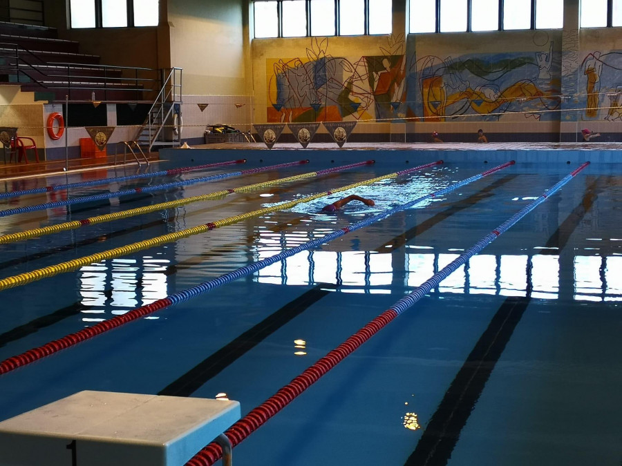 El reparto a los clubes en la piscina de Caranza deja sin espacio a 200 niños del Natación Ferrol