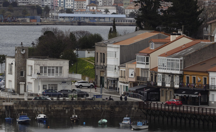 El Concello de Mugardos y Portos consensúan la ordenación del aparcamiento del muelle