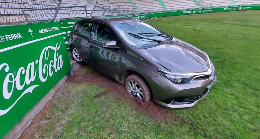 Un coche se mete en el campo de fútbol de A Malata tras sufrir un accidente
