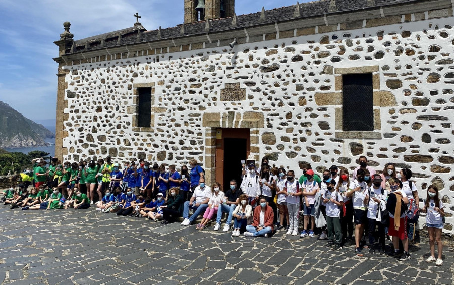 O alumnado de sexto de Primaria de Atios completa a peregrinaxe a Teixido