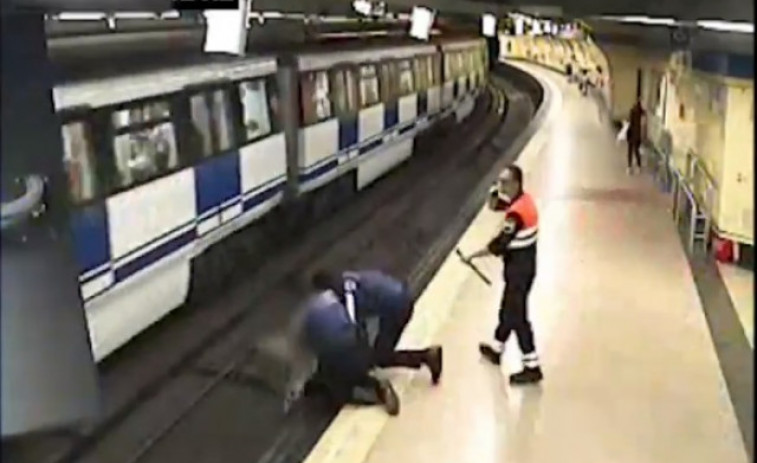 Agentes municipales rescatan a una chica que saltó a las vías del Metro en Madrid