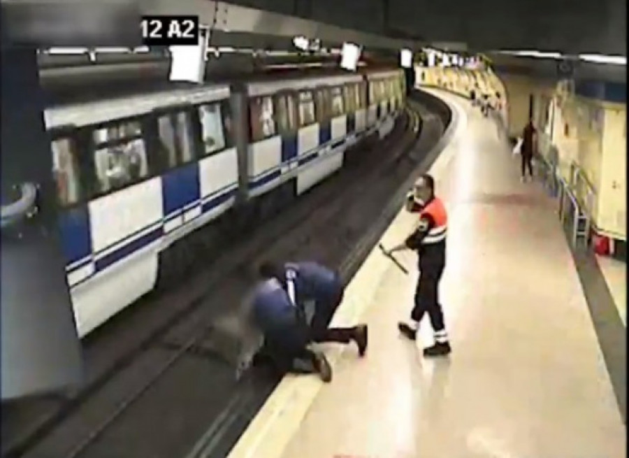 Agentes municipales rescatan a una chica que saltó a las vías del Metro en Madrid