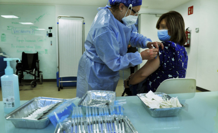 El Sergas adelanta una semana la segunda dosis de AstraZeneca a mayores de 60