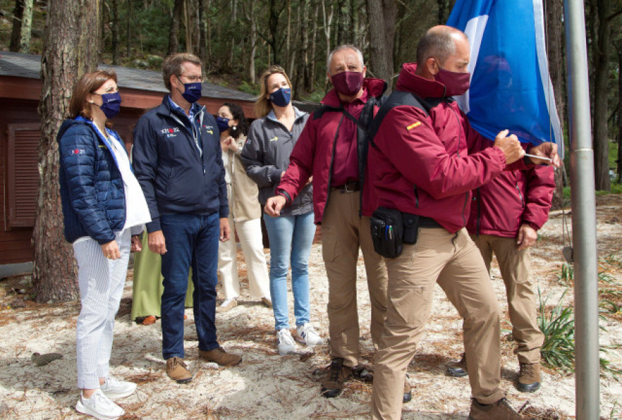 Feijóo iza en Cíes la primera de las 155 banderas azules de Galicia