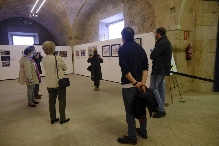 Visita guiada por la muestra que conmemora el hermanamiento entre las ciudades de Ferrol y Lugo