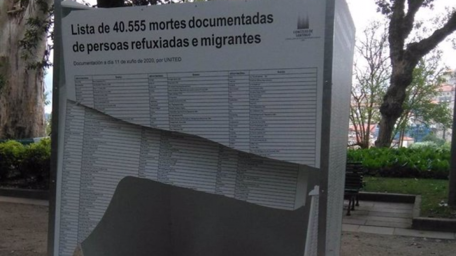 Atacan la exposición del Día Mundial de las Personas Refugiadas instalada en la Alameda de Santiago de Compostela