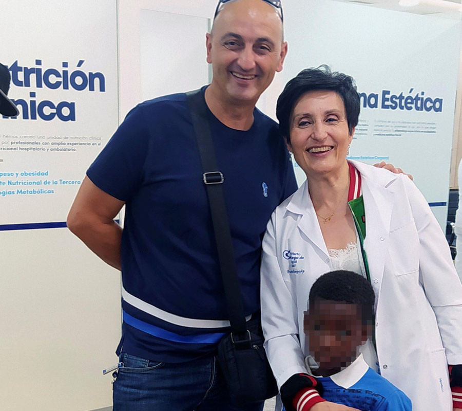 Recupera la visión un niño senegalés de cinco años operado en Ferrol por la  ONG Azul en Acción