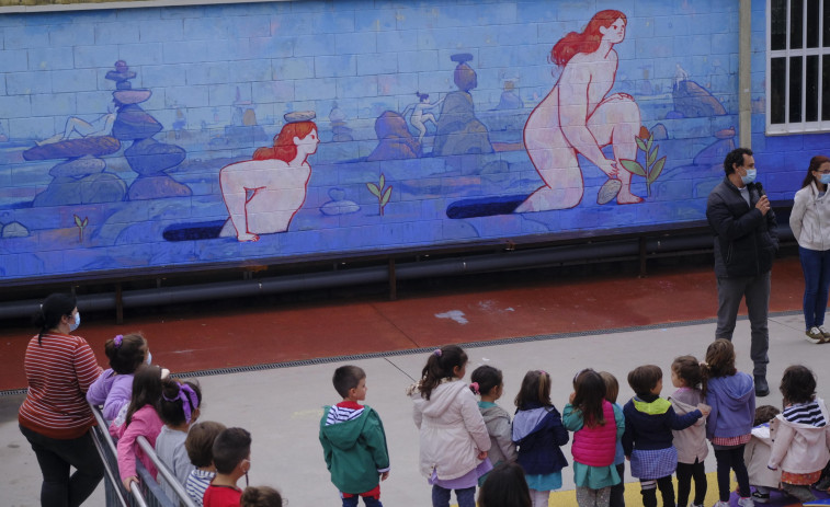 El CEIP Eladia Mariño inaugura el “Mural das emocións” en el exterior del pabellón de Cabanas