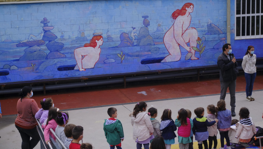 El CEIP Eladia Mariño inaugura el “Mural das emocións” en el exterior del pabellón de Cabanas