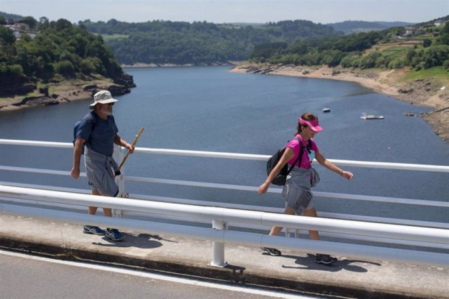 Galicia propone que la mascarilla se mantenga en exterior sólo cuando no haya metro y medio de distancia