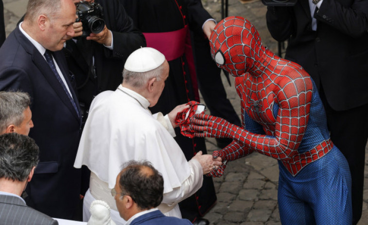 El papa saluda a 