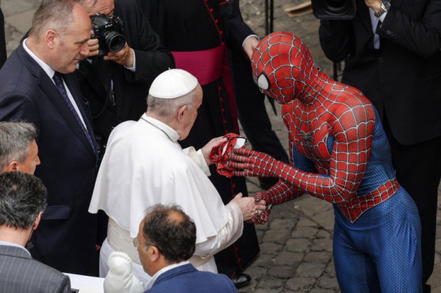 El papa saluda a "Spiderman" en el Vaticano