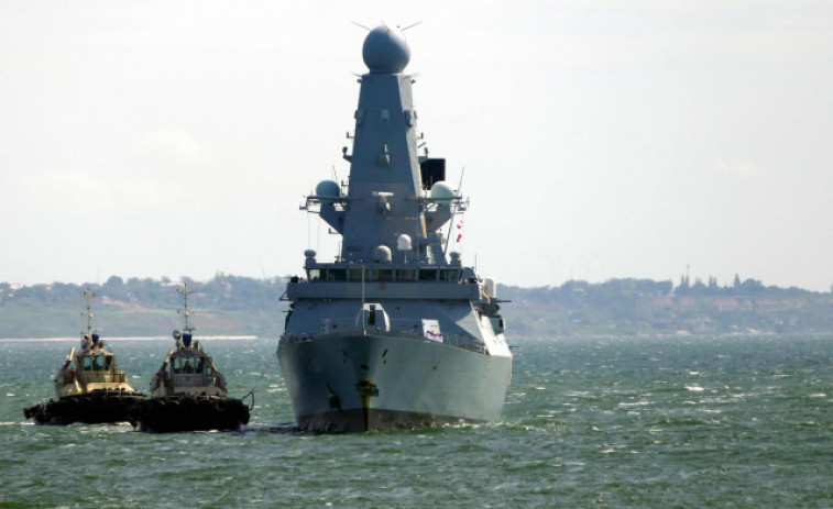 Un caza ruso lanza varias bombas de advertencia a un destructor británico en el mar Negro