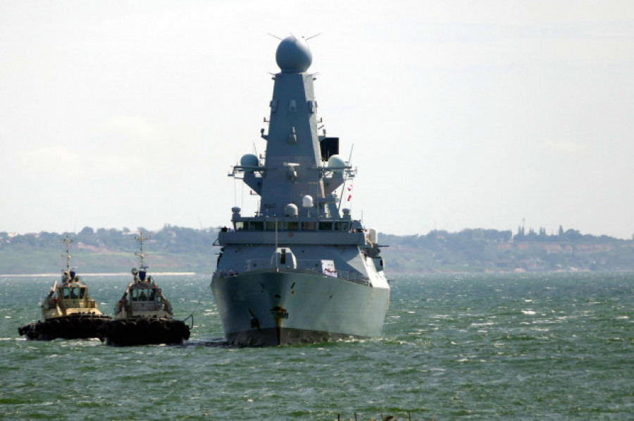 Un caza ruso lanza varias bombas de advertencia a un destructor británico en el mar Negro