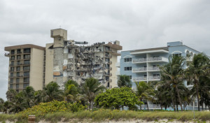 Más de 50 desaparecidos tras el derrumbe de un edificio de doce plantas en Miami Beach