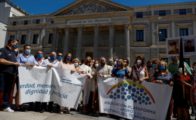 La división marca el homenaje a las víctimas del terrorismo, que critican el acercamiento de presos