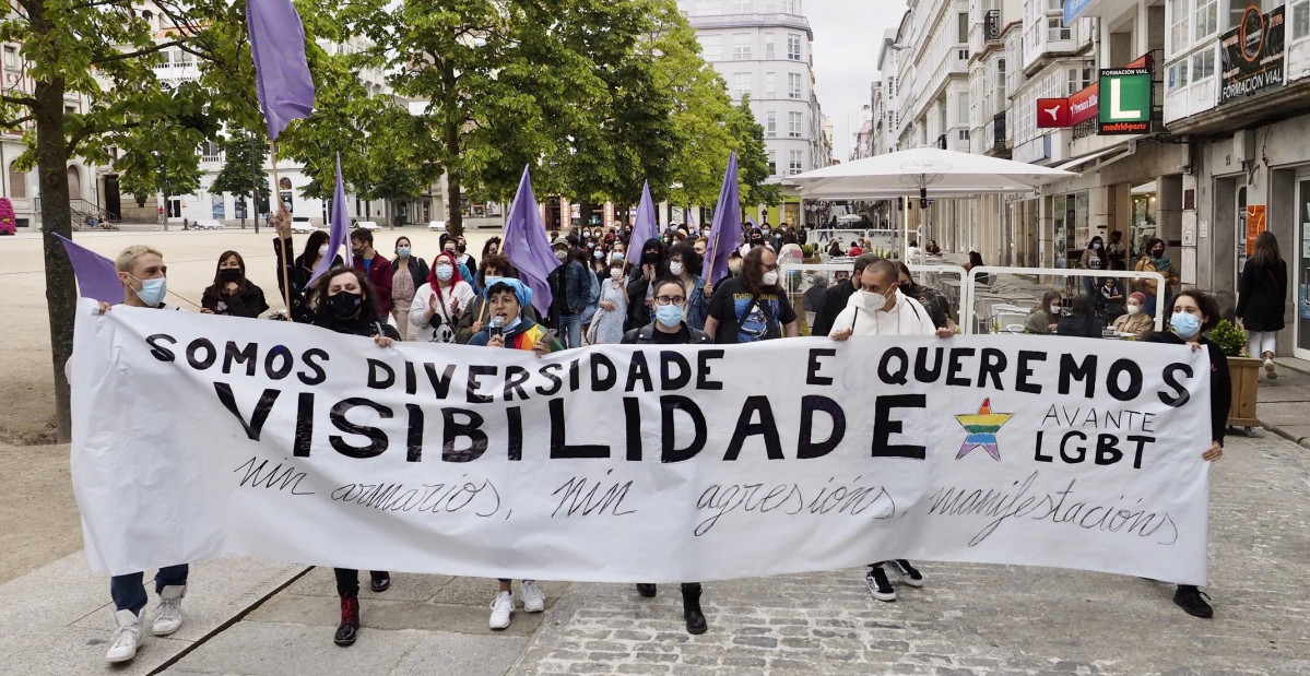 Más de un centenar de personas participaron en la animada manifestación organizada por Avante LGTB  Ferrolterra  j. meis
