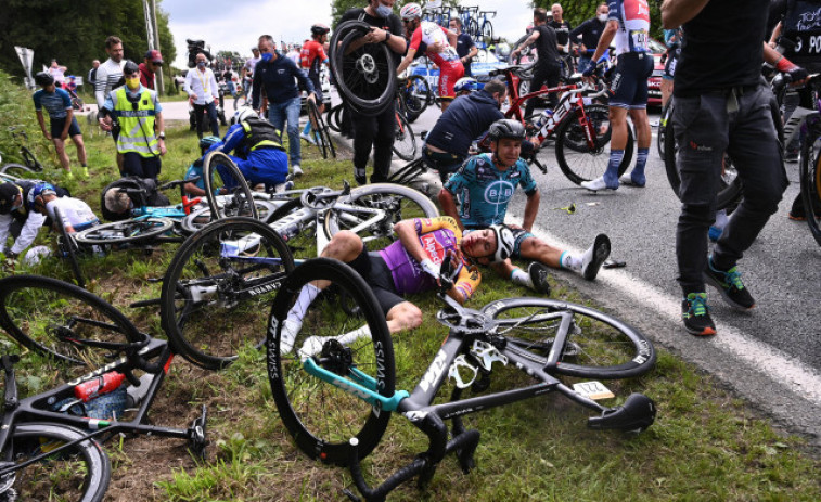 Detenida la espectadora que causó la caída durante la primera etapa del Tour de Francia