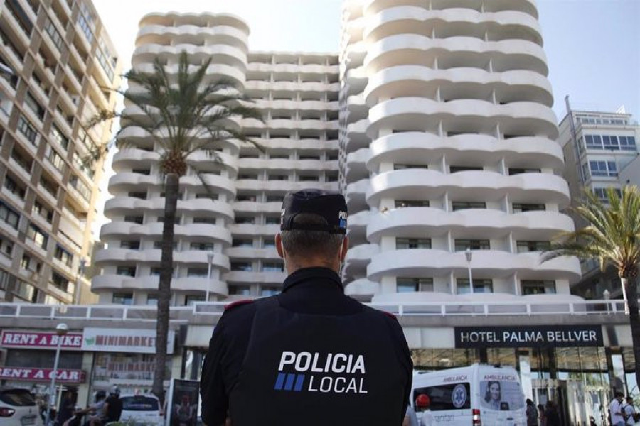 Un total de 165 jóvenes del hotel de Mallorca embarcan en el ferry hacia Valencia