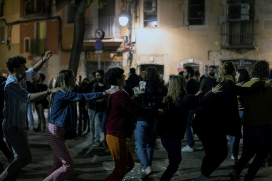 Los controles contra botellones y aglomeraciones se reforzarán este fin de semana en las siete ciudades y Sanxenxo