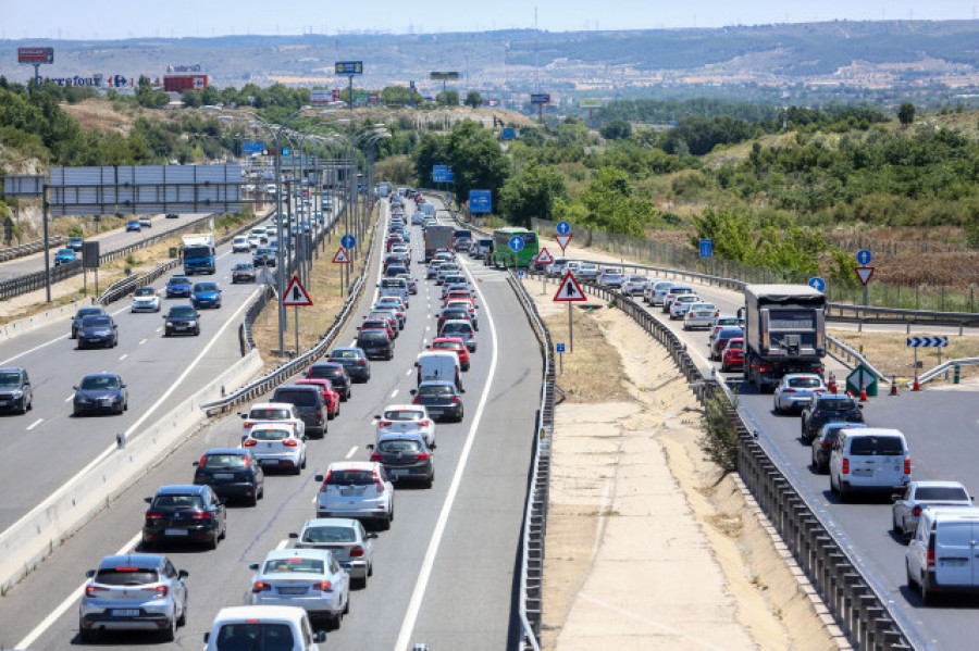 Retenciones en las principales carreteras del país en la primera operación de tráfico del verano