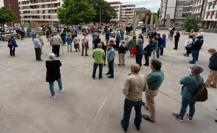 Vecinos de San Valentín se concentran contra el cierre de la oficina de Abanca