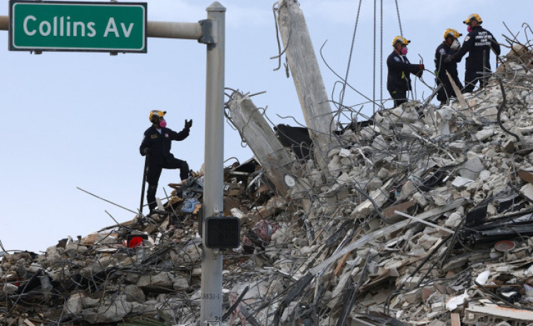 Aumentan a 46 los muertos por el derrumbe de un edificio residencial en Miami tras el hallazgo de diez cuerpos