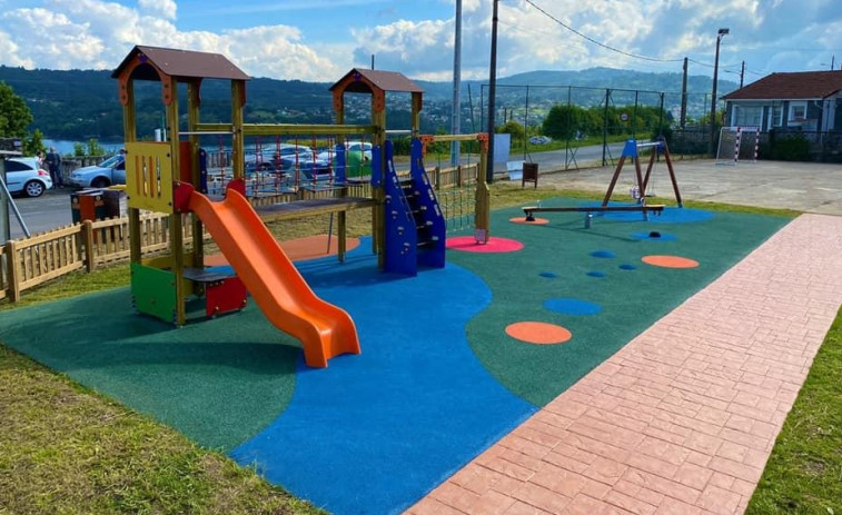Pontedeume concluye las obras de remodelación del parque infantil de Centroña