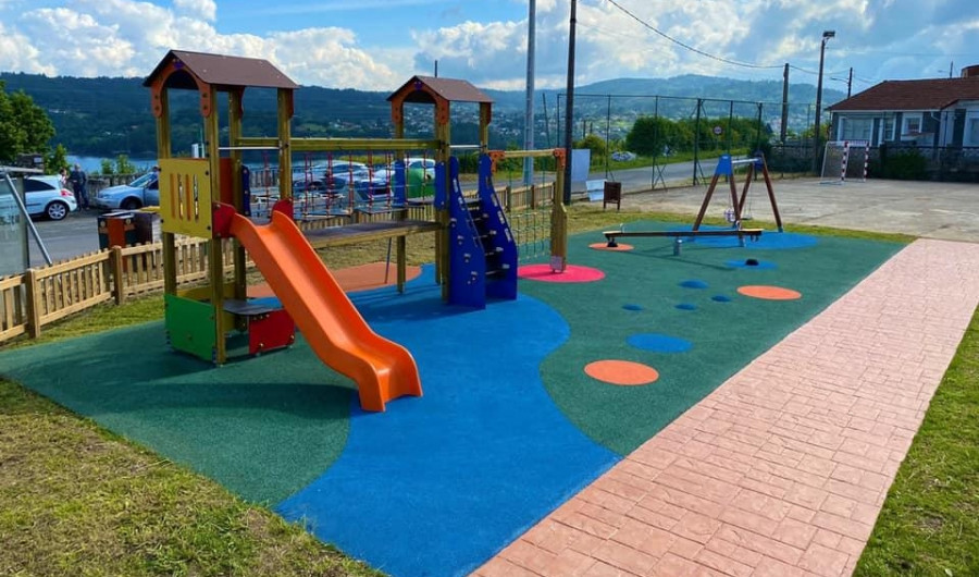 Pontedeume concluye las obras de remodelación del parque infantil de Centroña