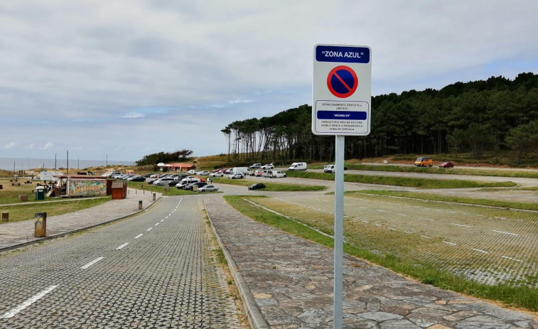 Las playas estrenan las limitaciones de aparcamiento con zona azul y de caravanas