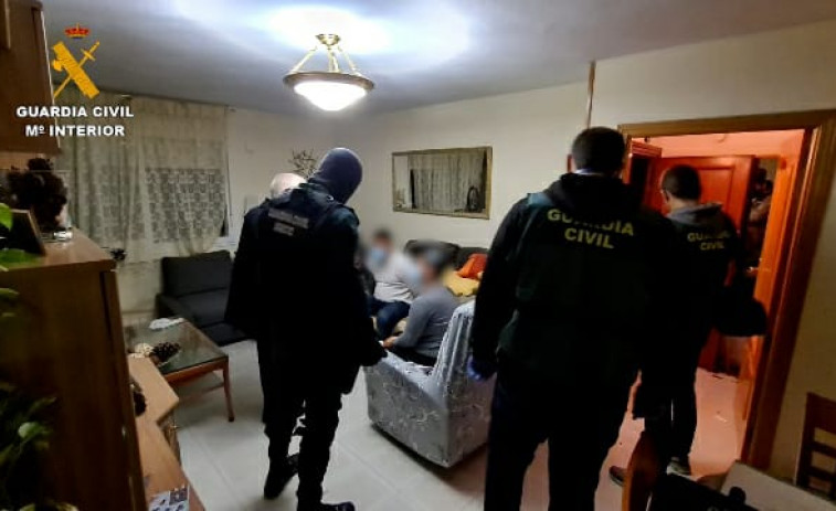 Un vecino de Ribeira figura entre los 16 detenidos en una operación contra una importante red de estafas por internet