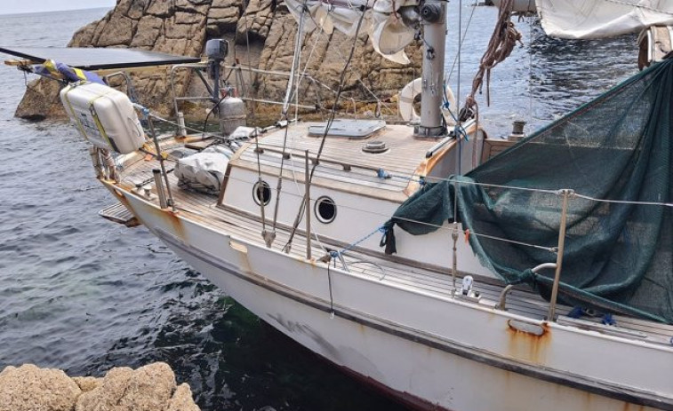 Identifican al dueño del barco que encalló en O Vicedo, pero sigue en paradero desconocido