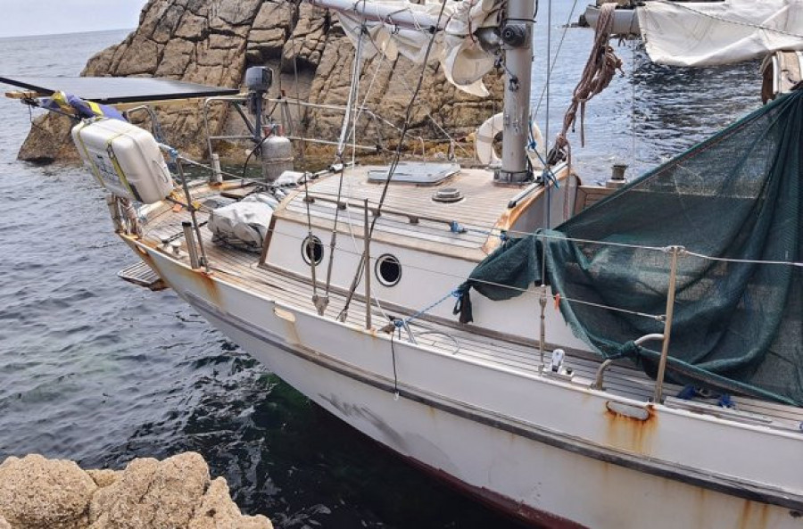 Identifican al dueño del barco que encalló en O Vicedo, pero sigue en paradero desconocido