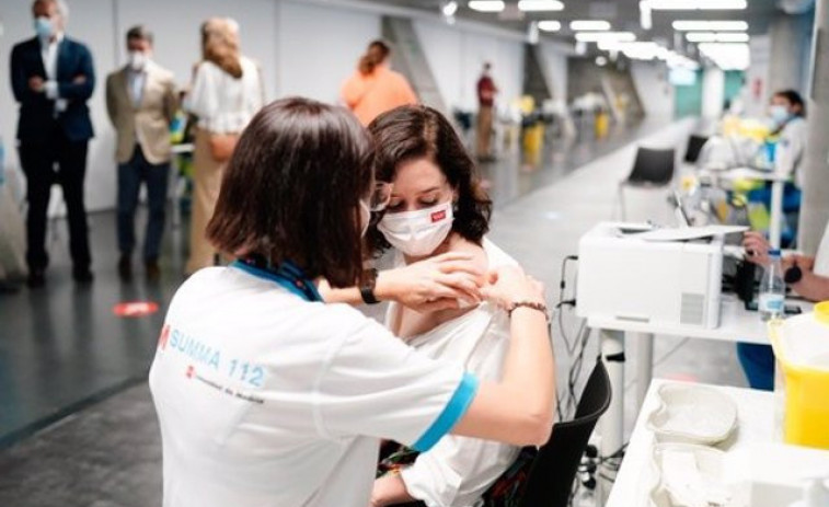 Ayuso recibe la vacuna de Pfizer contra el coronavirus en el Wizink Center de Madrid