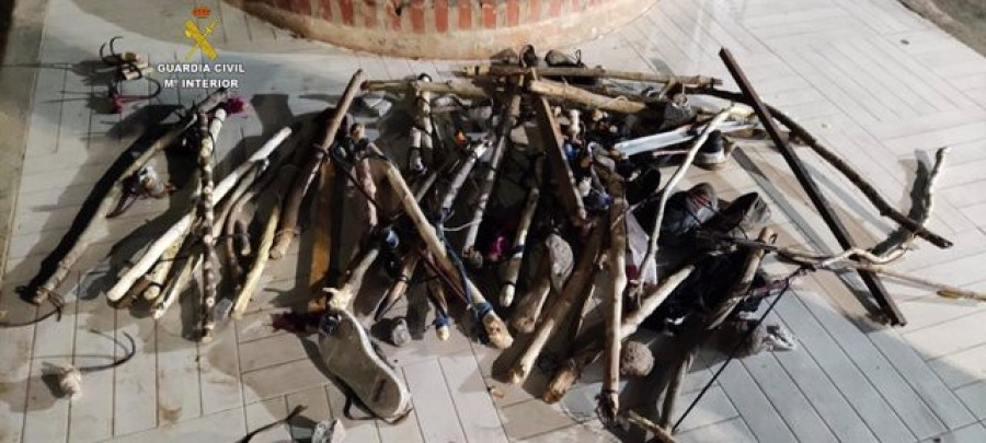La Guardia Civil interviene barras de hierro y garfios a migrantes que han saltado ilegalmente a Melilla