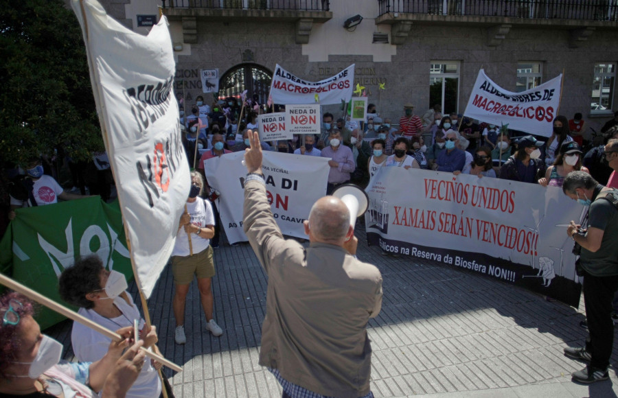 Protesta ante la Delegación del Gobierno por los proyectos eólicos