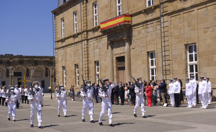 Homenaje a los fallecidos e imposición de medallas en la festividad de la Armada