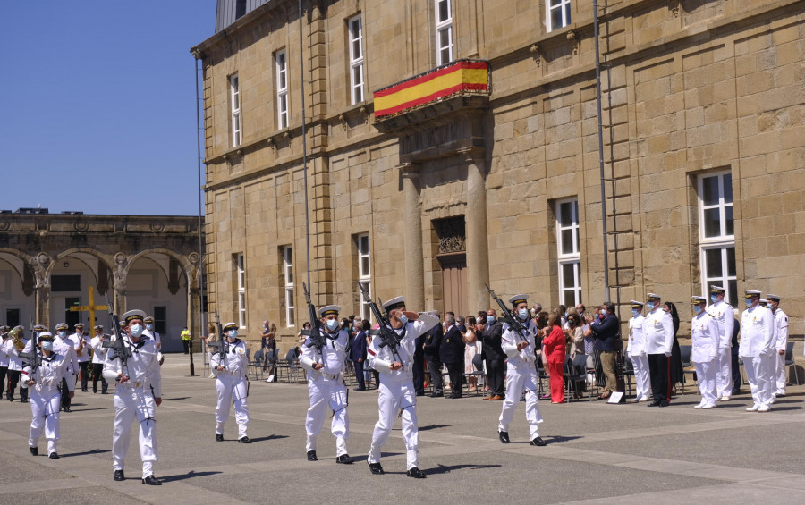 Homenaje a los fallecidos e imposición de medallas en la festividad de la Armada