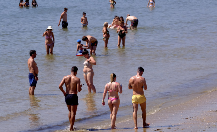 Las playas de la comarca se llenan con la llegada de las altas temperaturas