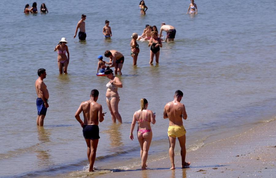 Las playas de la comarca se llenan con la llegada de las altas temperaturas